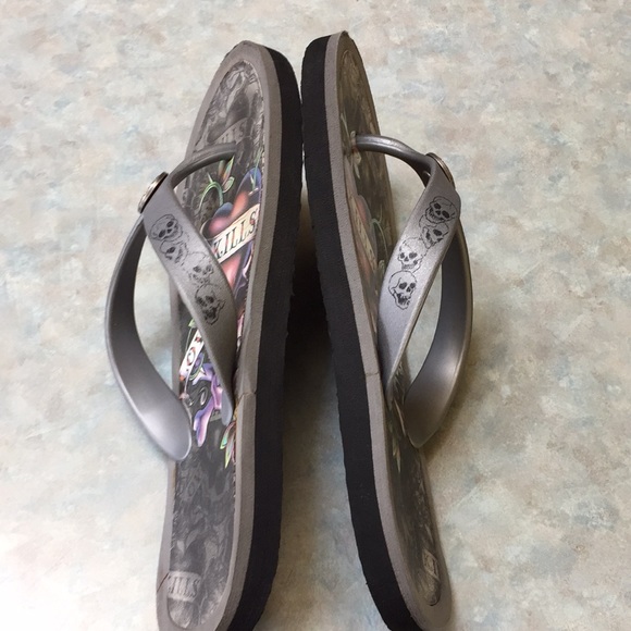 Ed Hardy flip flops ( sz 5/6) - Picture 3 of 13